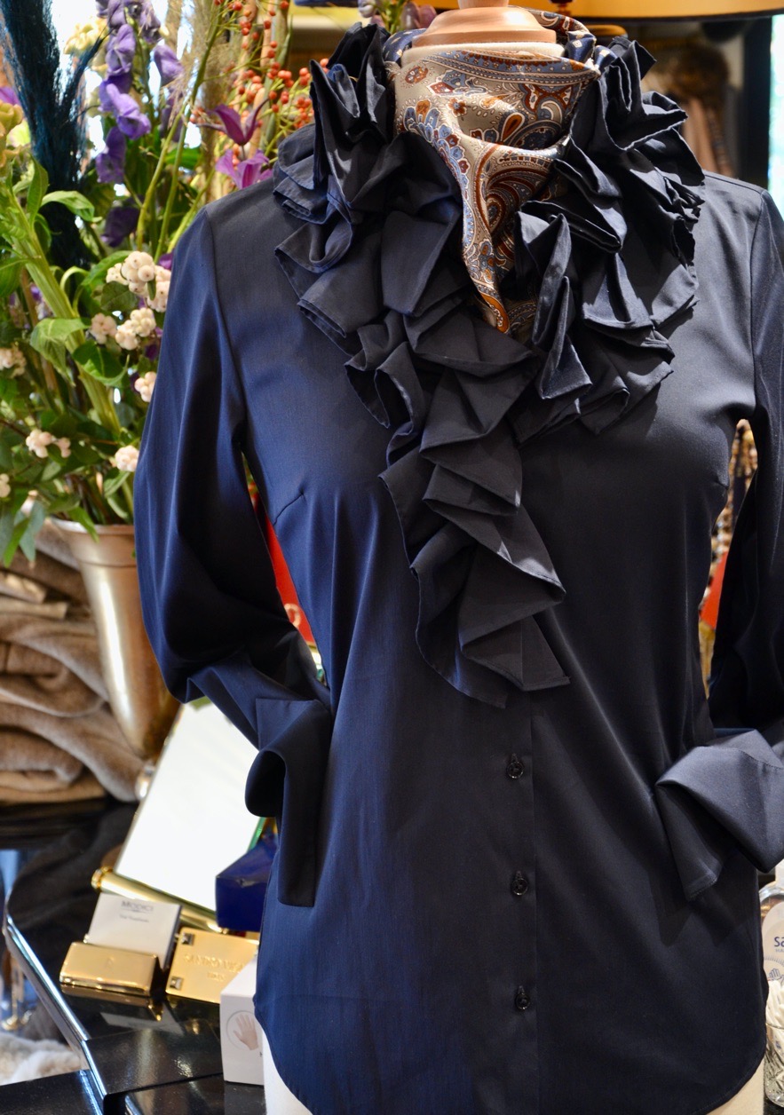 Nino Colombo, Van Laack, Habsburg damesmode verkrijgbaar bij Modici damesmode in Laren in het Gooi, Bogner, stizzoli, Groten maten, Escada Sport, Bogner Sport. Escada, sjieke grote maten kleding, luxe modewinkels, winkels laren, bruidsmoeder mode,moeder van de bruidegom, braun, th braun Luxe merken, liola mode, nvsco, exclusieve damesmode, rolf schulte, thomas rath, dameskleding, stizzoli, seductive mode, laren, bm damesschoenen, katharina von braun, damesmode, bm comfortabel, michele mode, loro piana, escada mode, stizzoli mode, katharina v braun, michele broeken, le tricot perugia, maison common, foresti