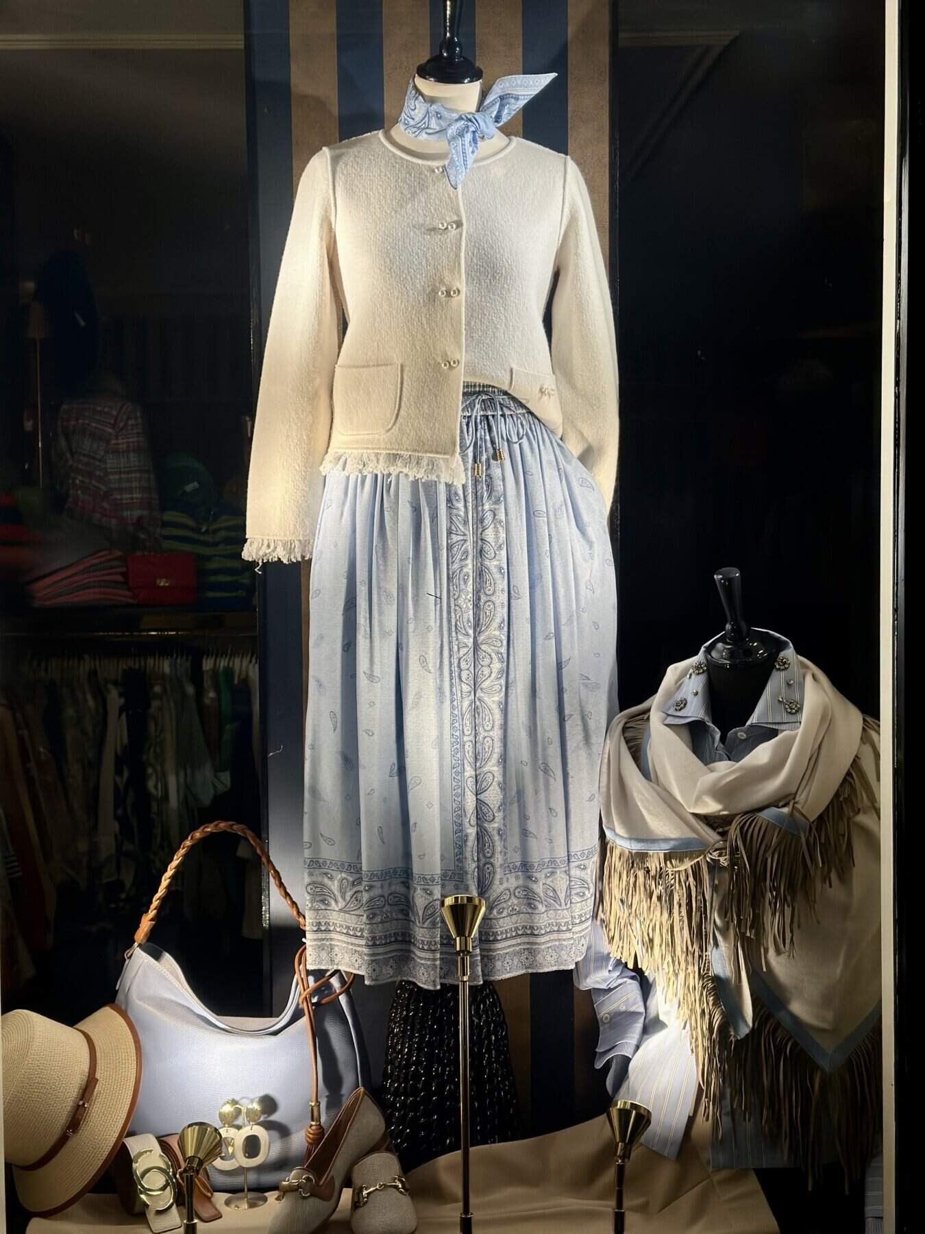 Beige Vestje Op Lange Rok