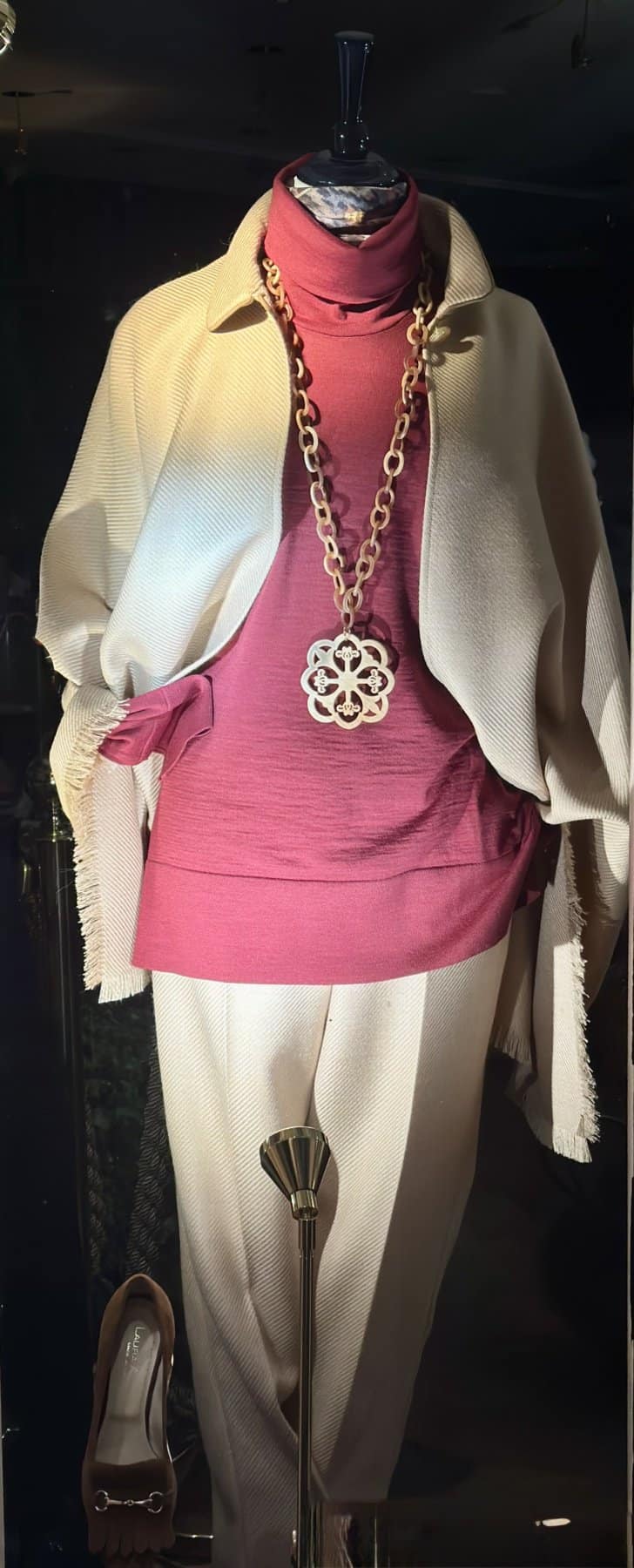 Blouse, stola en accessoires voor damesmode in het display van Modici.