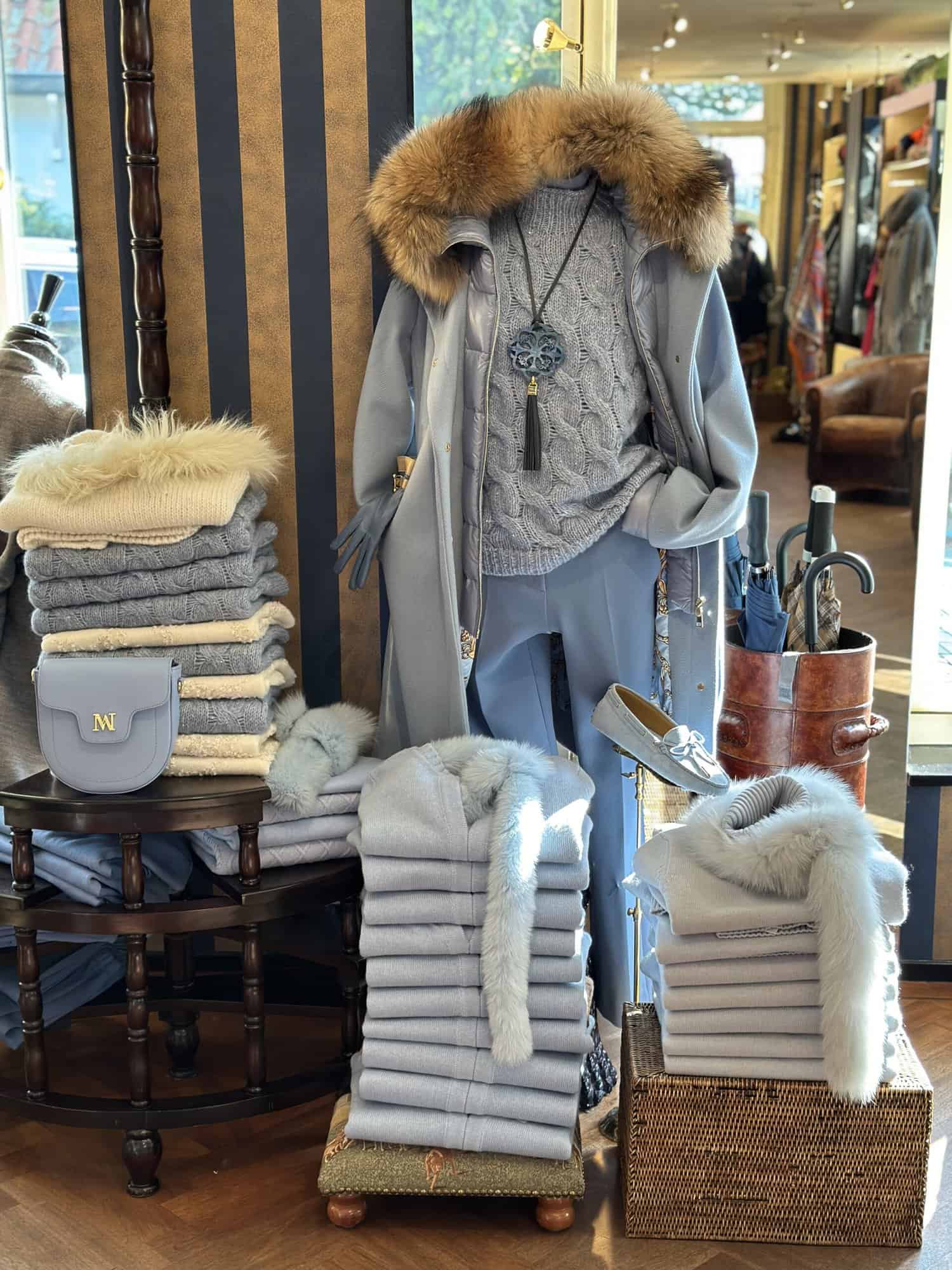 Bleu Winterjas Met Capuchon trui van le tricot perugia verkrijgbaar bij Modici laren