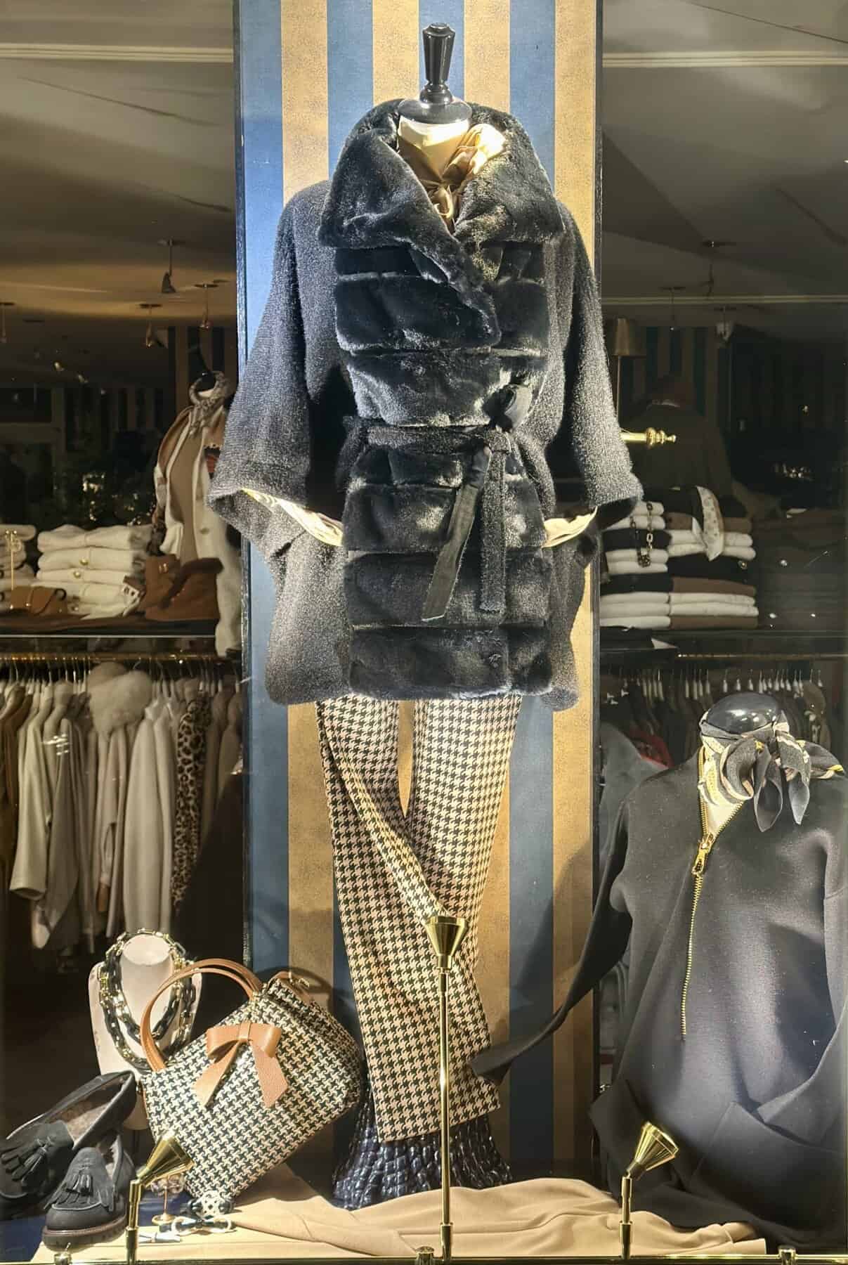 Luxueuze damesjas met zachte faux fur afwerking en bijpassende houndstooth broek. Perfect voor stijlvolle winterlooks en elegantie.