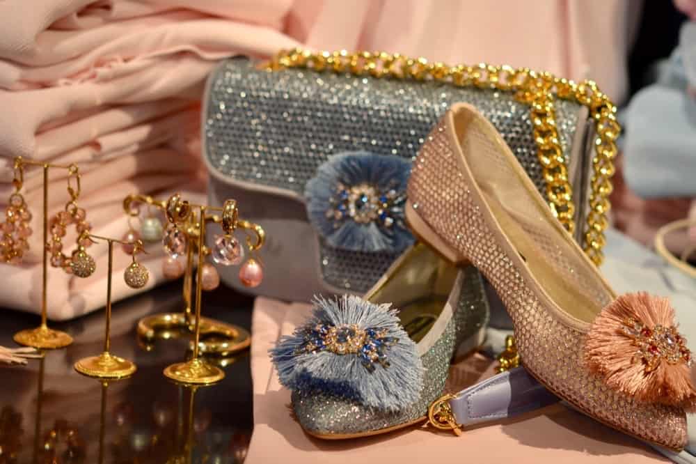 Luxe damesschoenen winkel in Laren in het Gooi met exclusieve elegante of sportieve schoenen van oa Sandro Vicari Exclusieve schoenen collectie Modici Damesmode Laren in het Gooi