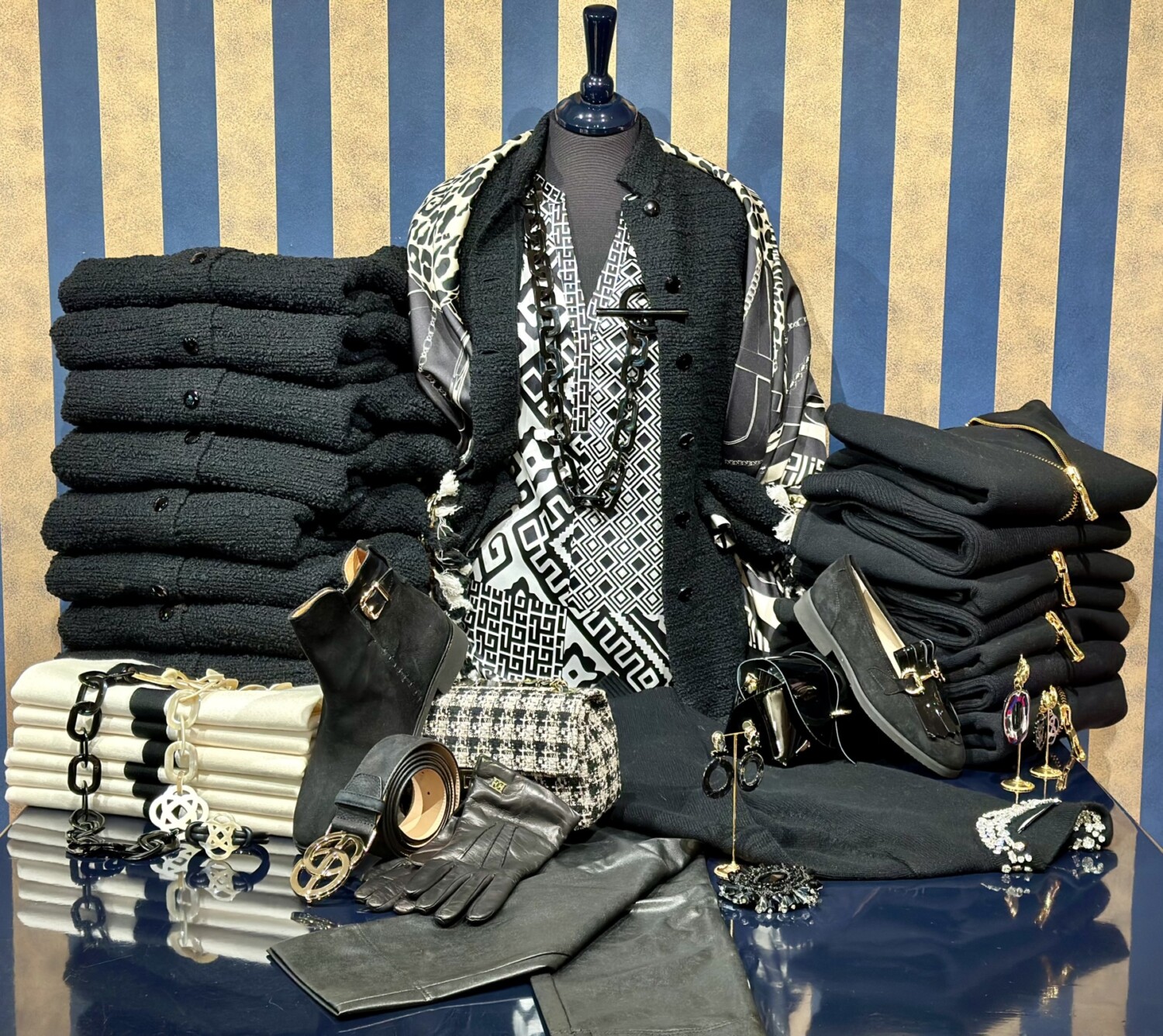 Zwarte en witte modieuze accessoires en kleding, perfect voor elegante stijl en luxe uitstraling.