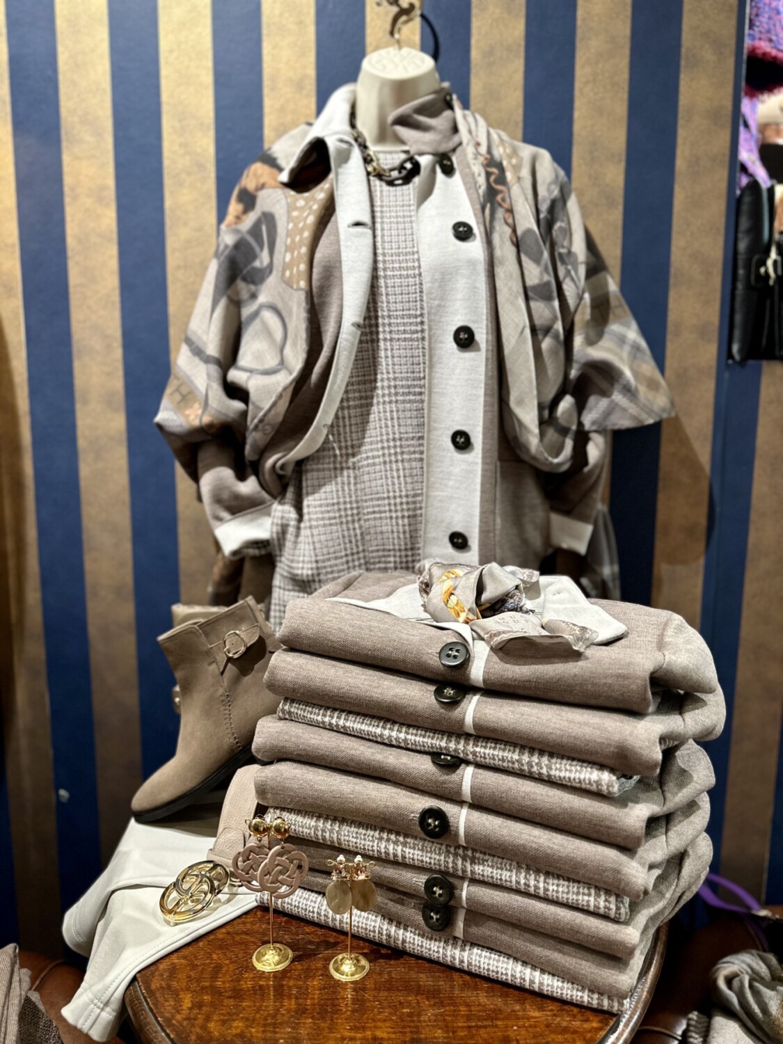 Kleding en accessoires in beige en neutrale tinten, stijlvol voor damesmode.