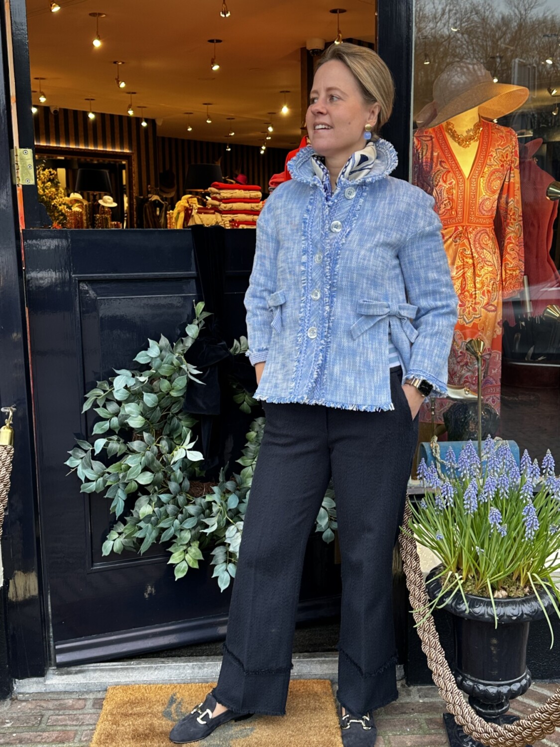 bleu jasje van maison common verkrijgbaar bij modici laren