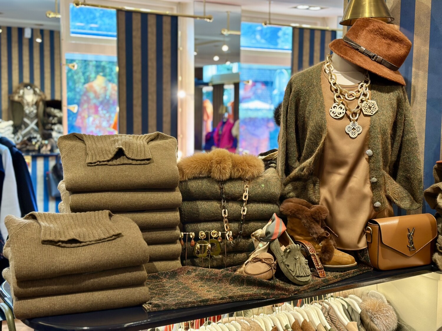 Knusse damestruien en stijlvolle accessoires bij Modici in warme bruintinten. Perfect voor een elegante herfstlook.