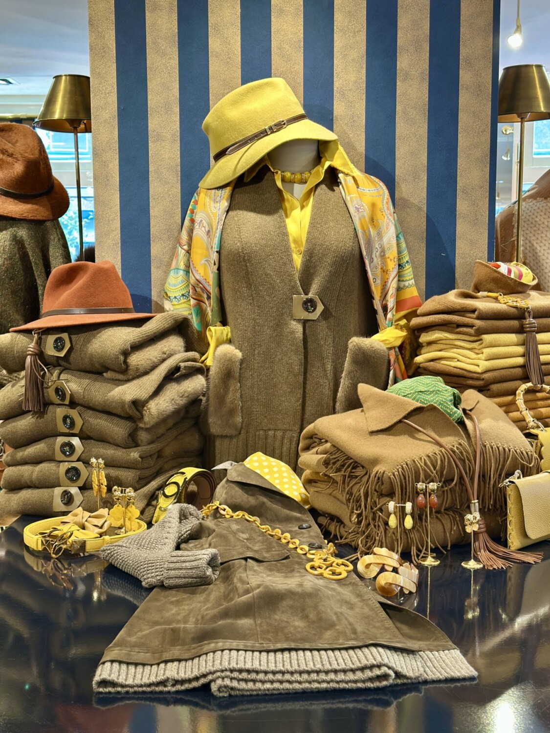 Stijlvolle herfst- en wintermode accessoires, zoals sjaals, hoeden, sieraden en truien, bij Modici.