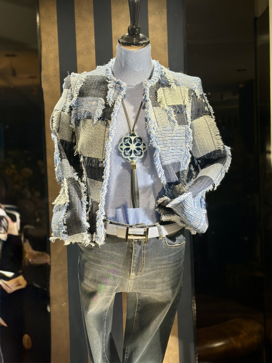 Modici vrouwenmode met denim jas en casual blouse, perfect voor stijlvolle alledaagse looks.