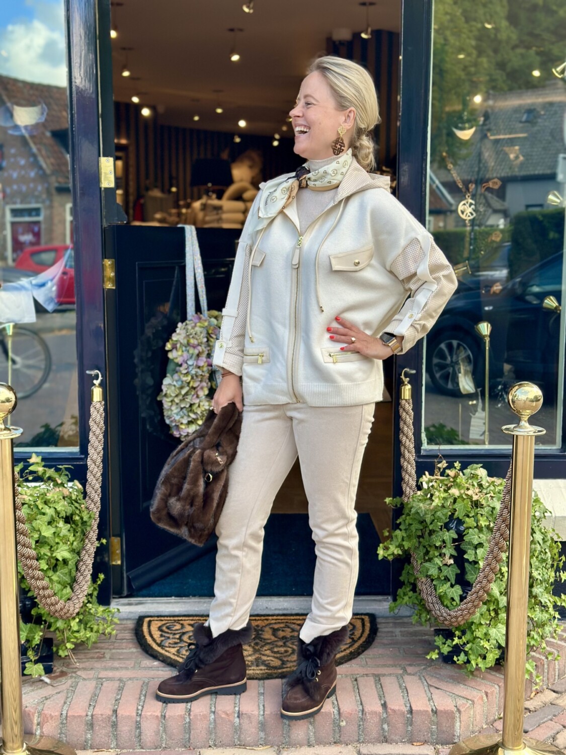 Nieuwe herfst- en wintermode bij Modici.nl met stijlvolle jas, beige outfit en warme laarzen.