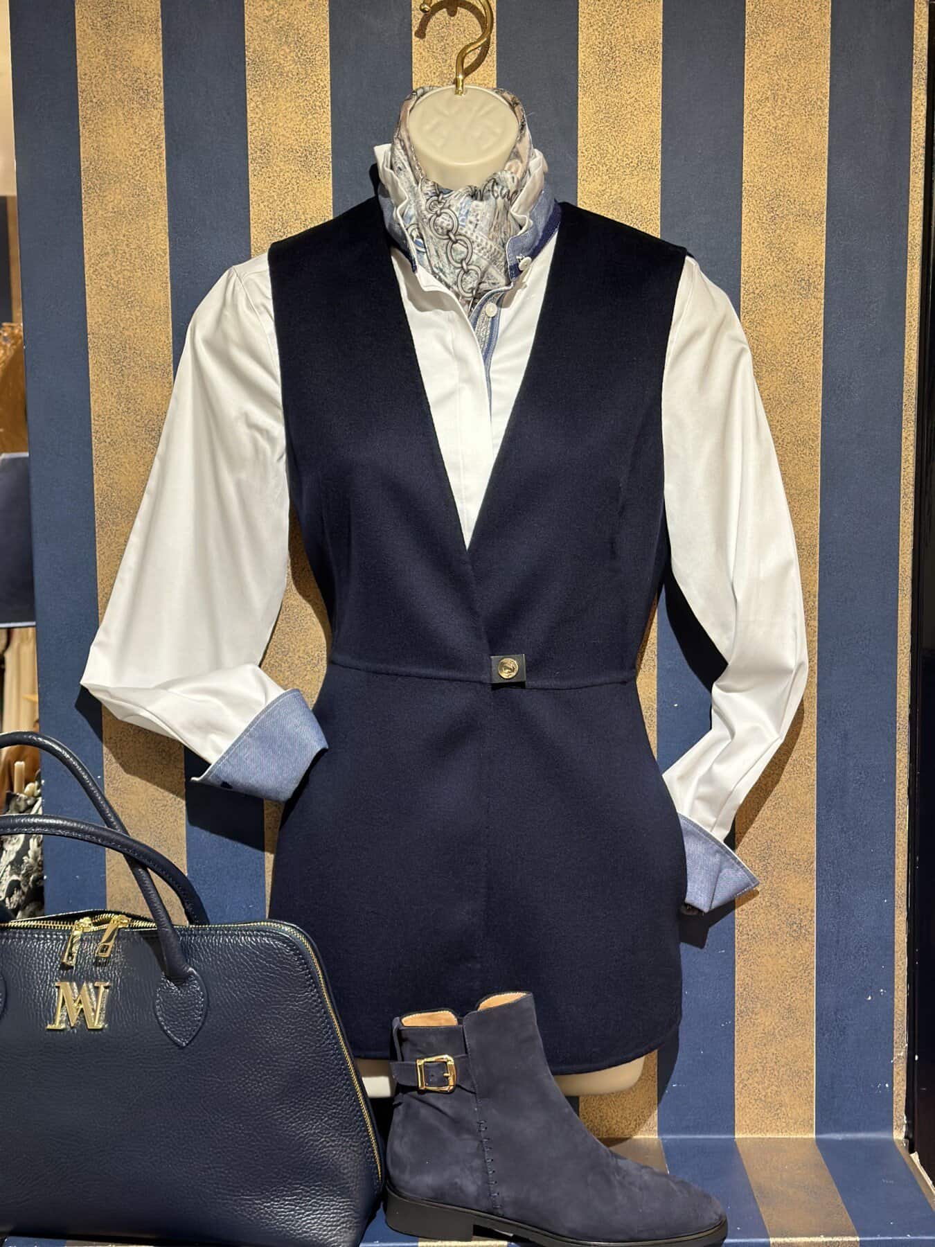 Manzoni24 is verkrijgbaar bij damesmode Modici laren. Manzoin24 is ook verkrijgbaar in groten maten