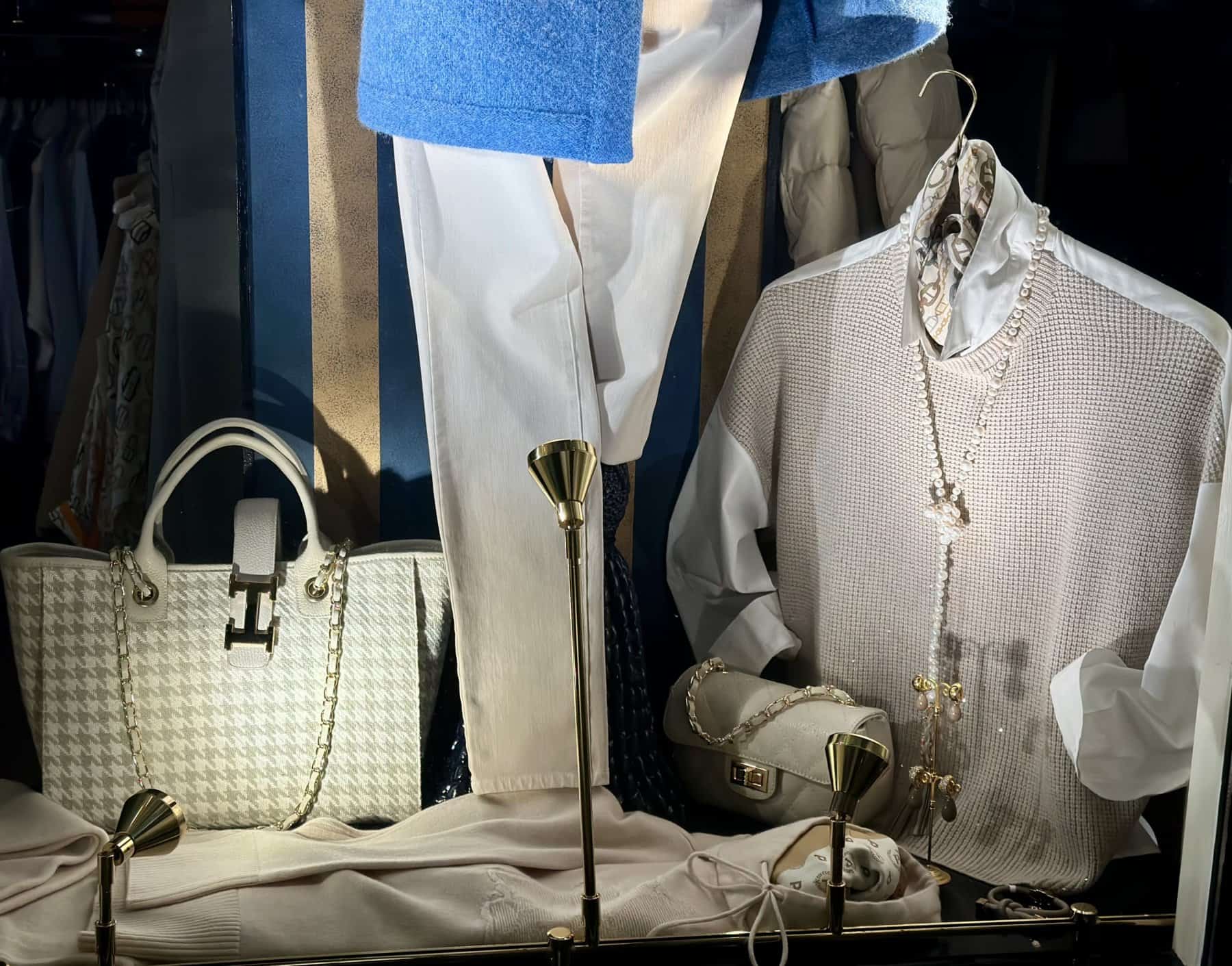 Le Tricot Perugia Trui Beige Met Glitter En Parelketting