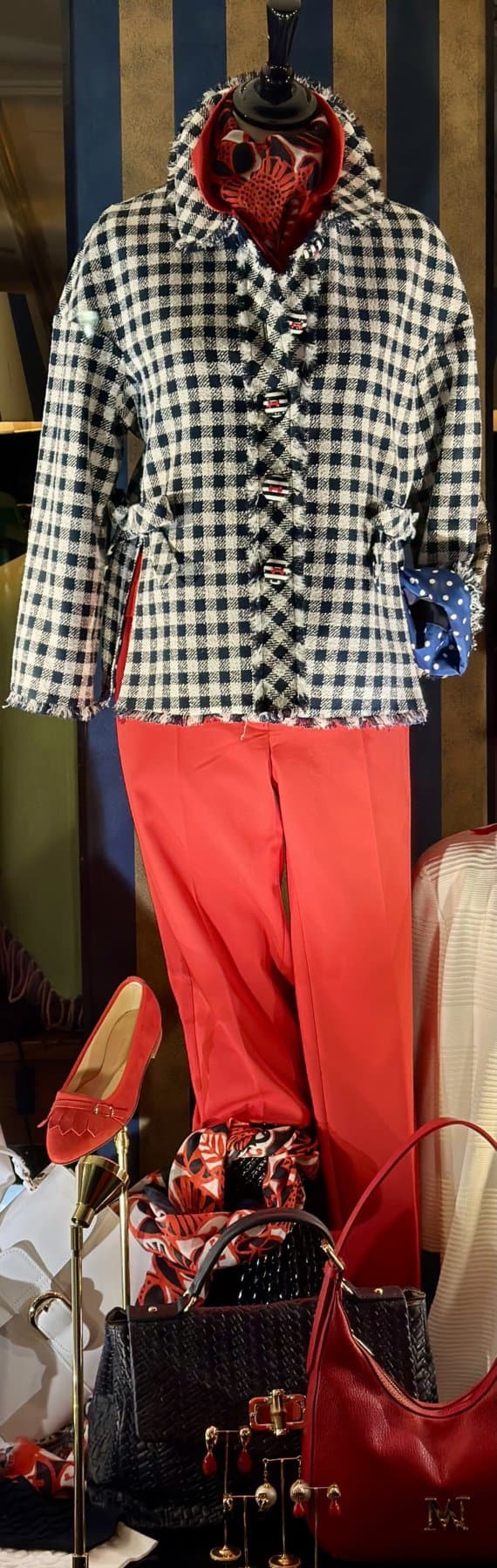 kleding voor moeder van de bruid of bruidegom verkrijgbaar bij Modici laren