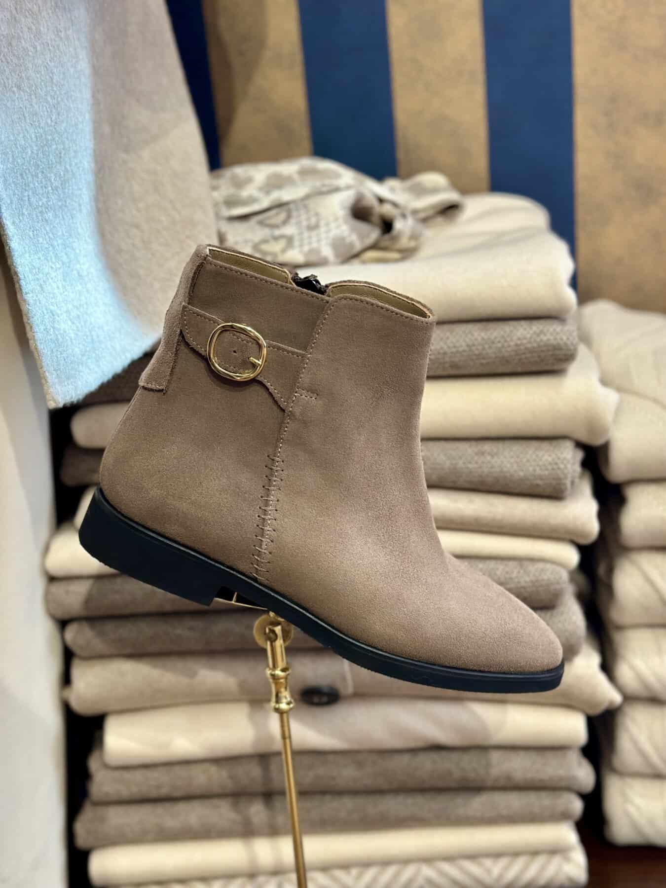 Taupe Laarsjes Verkrijgbaar Bij Damesmode Modici Laren taupe laarsje verkrijgbaar bij damesmode modici laren